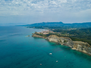 Obraz premium Zdjęcie lotnicze słynnej białej skały, stromej, wulkanicznej zatoki obszaru Cape Drastis i Peroulades z tropikalnym głębokim turkusowym czystym morzem. Zdjęcie z drona. Wyspa Korfu, Jońska, Grecja