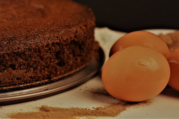 Pastel de chocolate casero y algunos de sus ingredientes