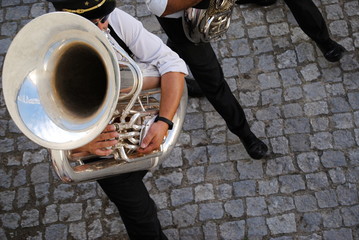 Homem a tocar tuba numa orquestra de rua © ajcsm