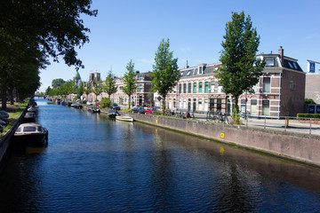 Naklejka premium Gracht in Haarlem, Holland