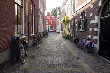 Fototapeta na wymiar Gasse in der Altstadt von Haarlem mit seiner typischen Architektur