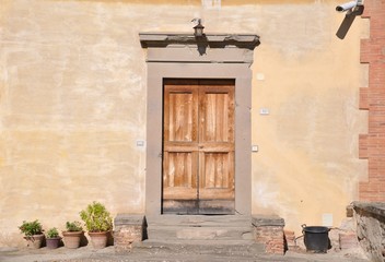 Fototapeta na wymiar alte Haustüre aus Holz im mediterranemn Stil mit Überwachungskamera 