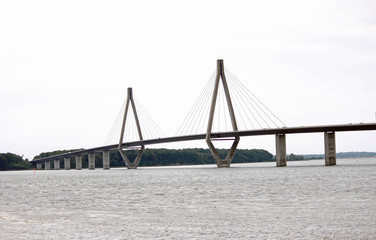 die Öresundbrücke ist die weltweit längste Schrägseilbrücke