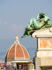 Italia, Firenze, cupola del Duomo e particolare Statua del david di Michelangelo.