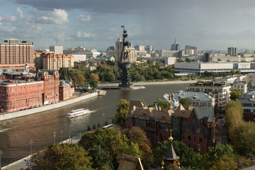 Obraz premium op view on the historical city centre and Moscow river from the panoramic platform of the temple of Christ the Savior in Moscow Russia