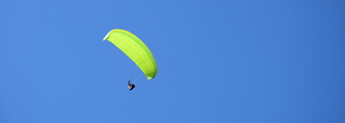 Paraglider - Paragliding - Extremsportart - isoliert und freigestellt vor blauen Himmel