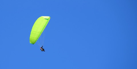 Extremsport Paragliding - freigestellt vor blauen Himmel 