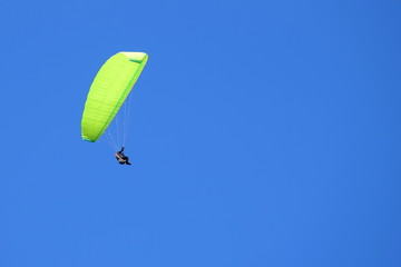 Paraglider - Paragliding - Extremsportart - isoliert und freigestellt vor blauen Himmel