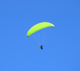 Extremsport Paragliding - freigestellt vor blauen Himmel 