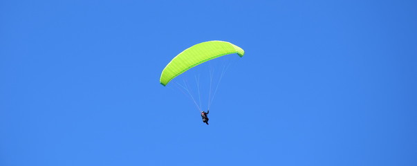 Hintergrund Paragliding - blauer Himmel - Freisteller