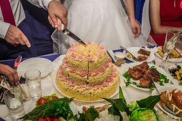 Foto op Canvas the bride and groom cut the wedding cake. © Иван Сомов