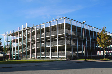 Modernes Parkhaus in Leichtbauweise