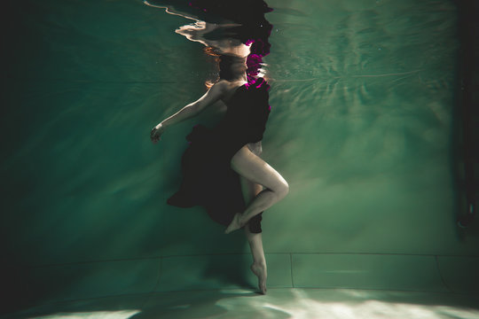 person swimmimg underwater for relaxing after depression
