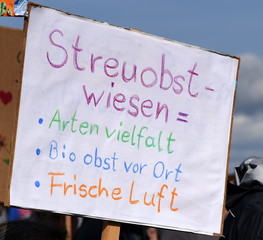 Transparent: "Streuobstwiesen= Artenvielfalt, Biobst vor Ort, frische Luft"