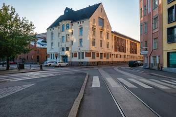 Fototapeta premium Helsinki. Finlandia. Droga w centrum miasta. Tory tramwajowe w Finlandii. Ulice Helsinek. Architektura fińskich miast. Skrzyżowanie dróg w Helsinkach. Letnie wycieczki do Finlandii. Miasta europejskie