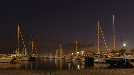 Calma en el Puerto deportivo de Rosas, Costa Brava, España al atardecer 