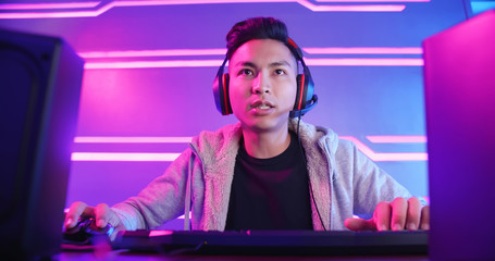 vlogger play game and live