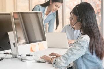 Obraz premium young couple working on a laptop in office