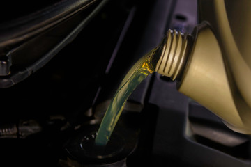 Refueling and pouring oil Fill the oil in the engine, maintenance, and performance..