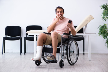 Obraz premium Young injured man waiting for his turn in hospital hall