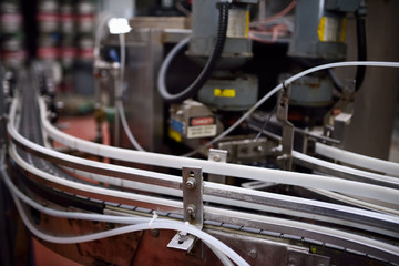 Curving assembly line conveyor belts for bottling beer in a brewery plant