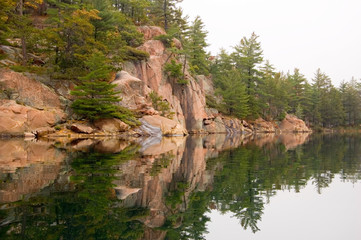 Obraz premium Shore of Killarney Lake in overcast day..