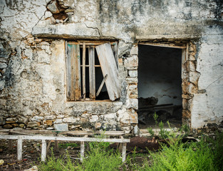 Fototapeta na wymiar Old ruined building