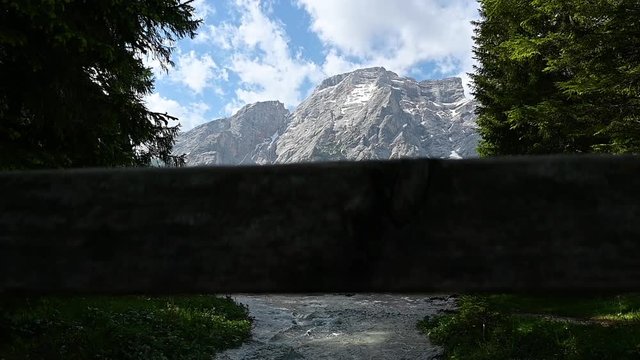 panoramica verticale sul lago di Braies con barriera