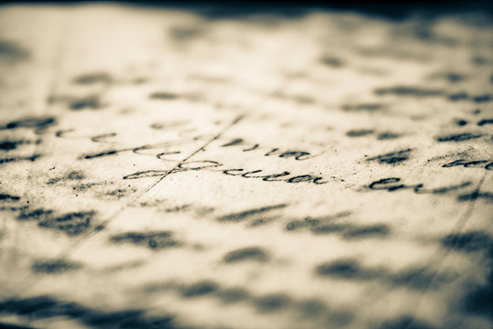 Carta con escrito, caligraf&iacute;a manuscrita cursiva en hoja blanca vieja