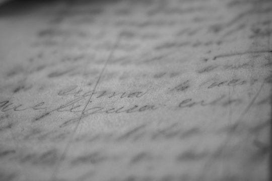 Carta con escrito, caligraf&iacute;a manuscrita cursiva en hoja blanca vieja