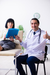 Obraz premium Young doctor examining senior old woman