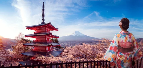 Küchenrückwand Plexiglas Kyoto Japanisches Mädchen im Traitionalkleid des Kimonos geht im Sakura-Park mit Fuji-Berghintergrund