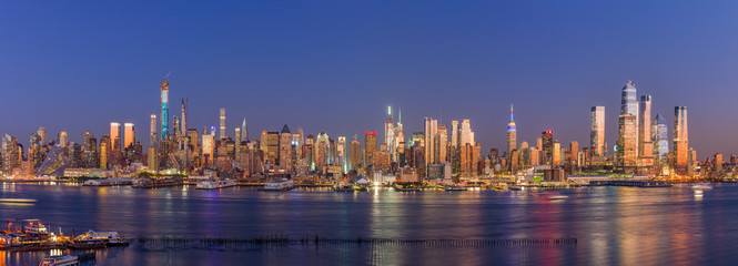 New York City Manhattan midtown buildings skyline at night - obrazy, fototapety, plakaty
