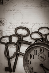 Reloj y llaves antiguas sobre manuscrito señalan tiempo y nostalgia