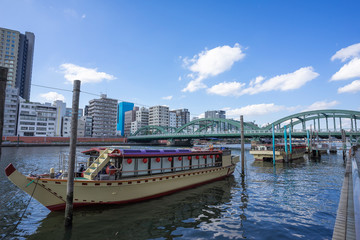 隅田川の風景　屋形船と厩橋