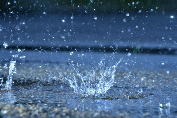 Fototapeta na wymiar 地面に跳ねる雨水