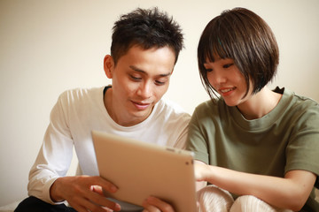 Obraz premium タブレット端末を使うカップル