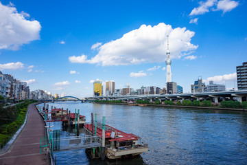 Naklejka premium 隅田川の風景 係留されている屋形船