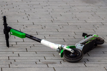Am Boden liegender E-Scooter zeigt das misslungene Konzept der Elektromobilität mit...