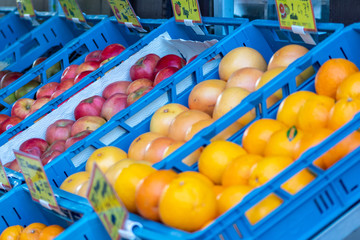 Frisches Bio-Obst wird auf dem Wochenmarkt als vitaminreiche und gesunde Ernährung feilgeboten und erfreut Obsthändler, Gemüsehändler und Kunden dank Bio-Qualität