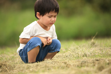落ち込む男の子