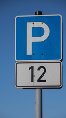 Verkehrszeichen Parkplatz mit Nr. 12