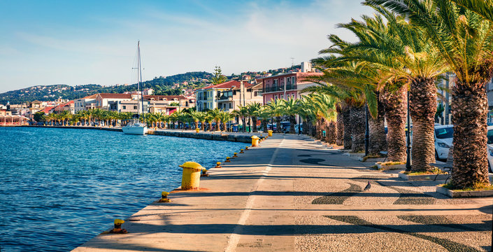 Fototapeta Panoramiczny pejzaż wiosna portu Argostoli. Kolorowa ranek scena Kefalonia wyspa, Grecja, Europa. Piękny krajobraz Morza Jońskiego. Koncepcja tło podróży.