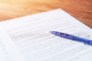 Obraz premium Pen lying on a contract or application form