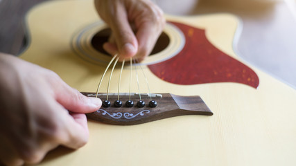 Change the acoustic guitar strings, Steps to insert all 6 guitar strings, Close-up