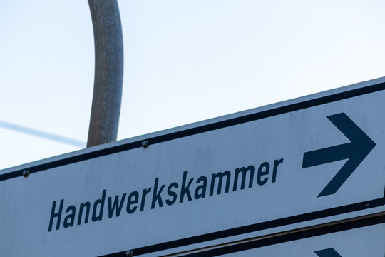 Hinweisschild zeigt den Weg zur Handwerkskammer mit Aufschrift und Pfeil als Orientierung zur Navigation im Handwerk, der Ausbildung, Pr&uuml;fung und Meisterpr&uuml;fung inkl. Ausbilderschein
