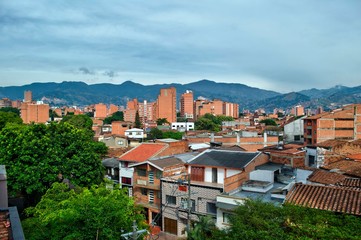 Vista panorámica de la ciudad de Medellín, Antioquia - Colombia. Una vista de casas en Colombia, montaña en el fondo. Vista desde arriba