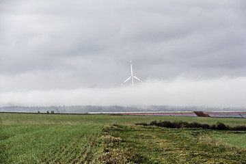 Windkraftanlage im Nebel