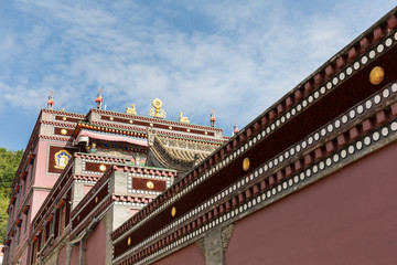 Fototapeta na wymiar tibetan buddhist architecture in kumbum monastery