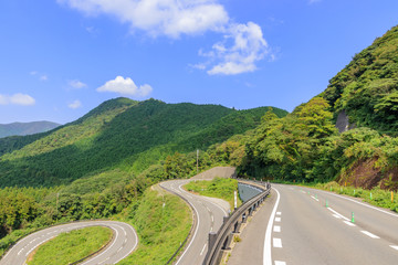 峠道と青空　雲仙千々石線　長崎県雲仙市